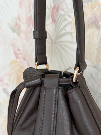 Borsa in pelle con coulisse - MARRONE